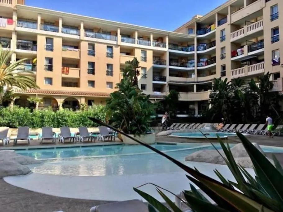 A&H Homes - Cannes Beach - Near Train Station 0*,