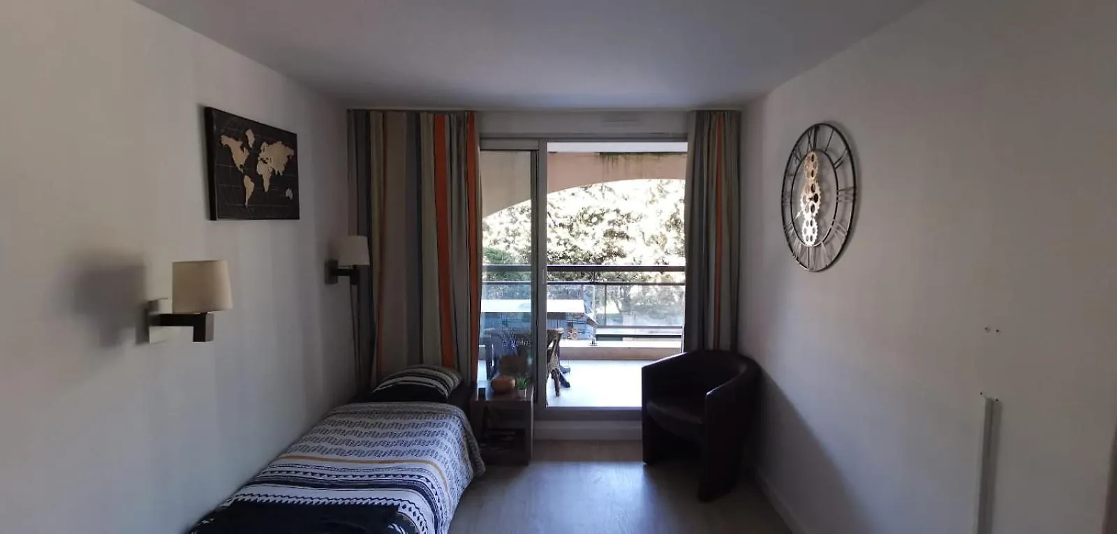 A&H Homes - Cannes Beach - Near Train Station 0*,